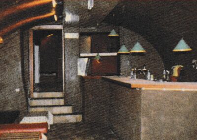 Bar en (te bereiken via het trapje) piepkleine dansvloer in het COC-trefcentrum aan de Nieuwegracht, kort voor de sluiting in 1979.
